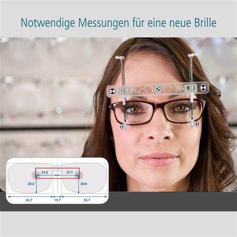 Eine Brille anpassen .